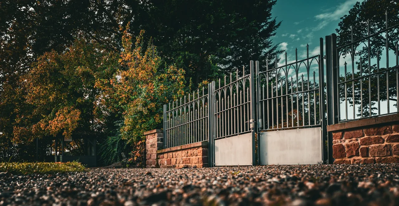 Driveway gate and operator in Renton, WA